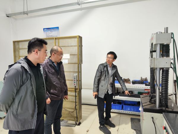参观实验室.jpg